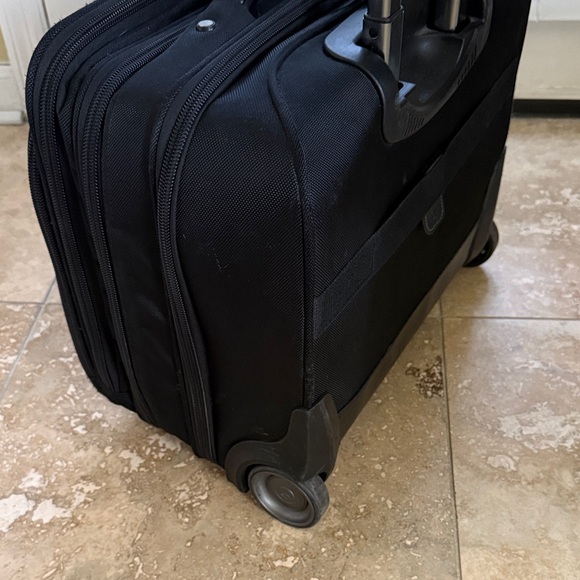 Samsonite Black Rolling Travel Bag - Picture 3 of 9